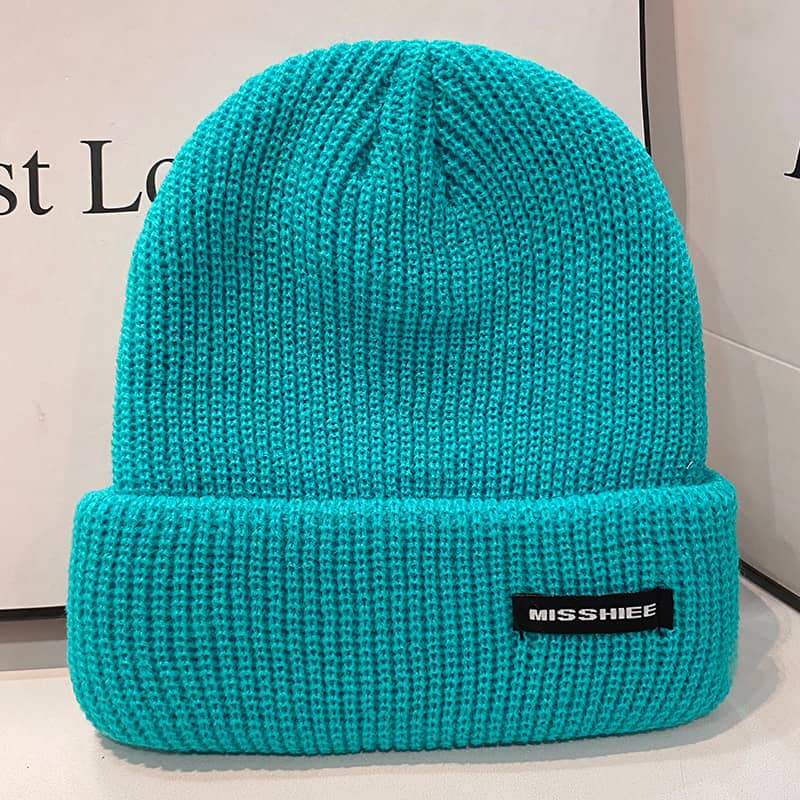 H00018 Cappello lavorato a maglia per adulti versione lucida con etichetta con lettera
